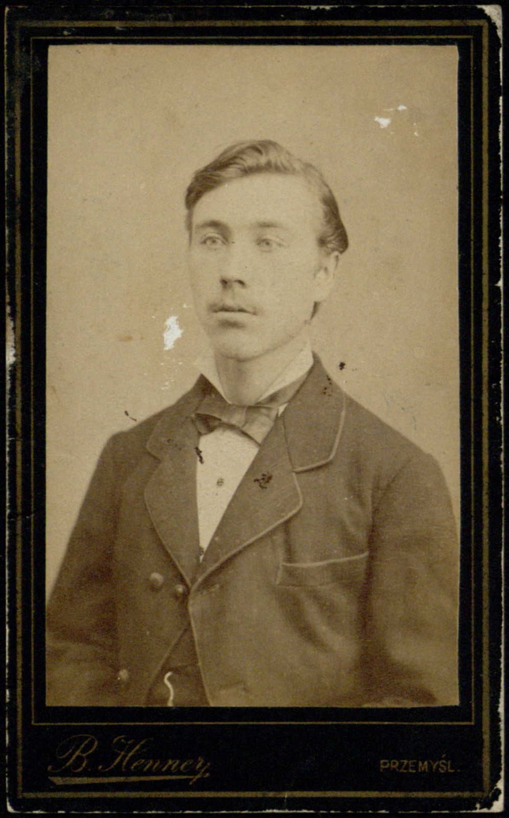 portret młodego mężczyzny; rewers z widokiem atelier (wizytówka, ok. 1878–1890)