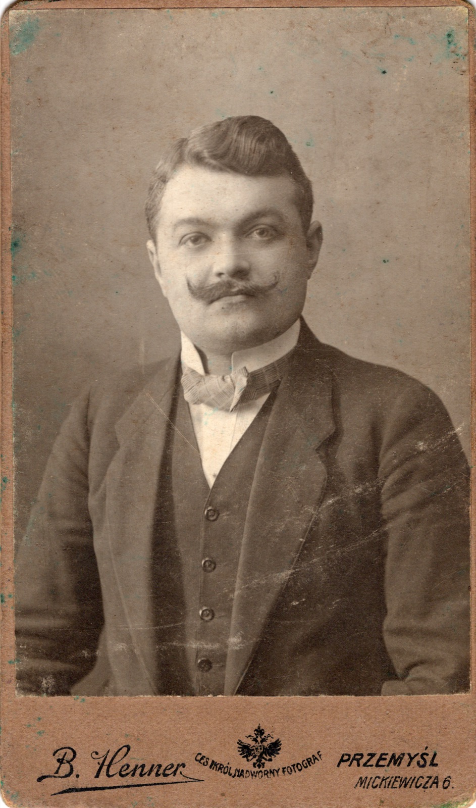 portret mężczyzny z wąsem (fotografia gabinetowa, ok. 1900–1910)