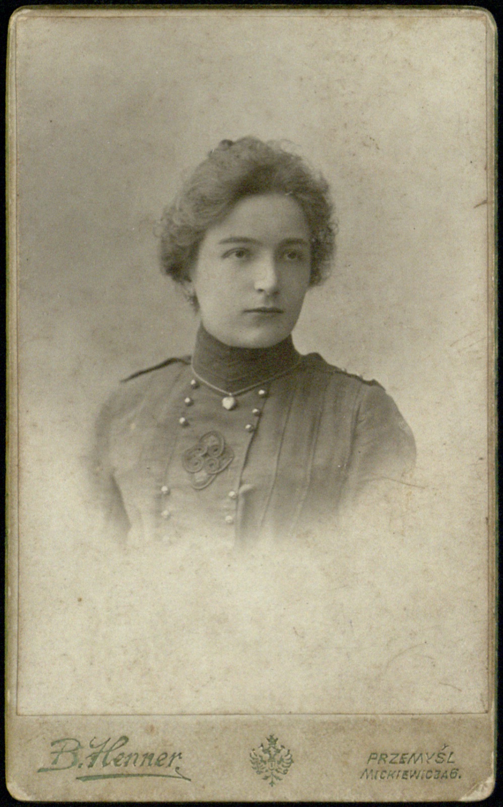 portret młodej kobiety (fotografia gabinetowa, ok. 1905–1912)