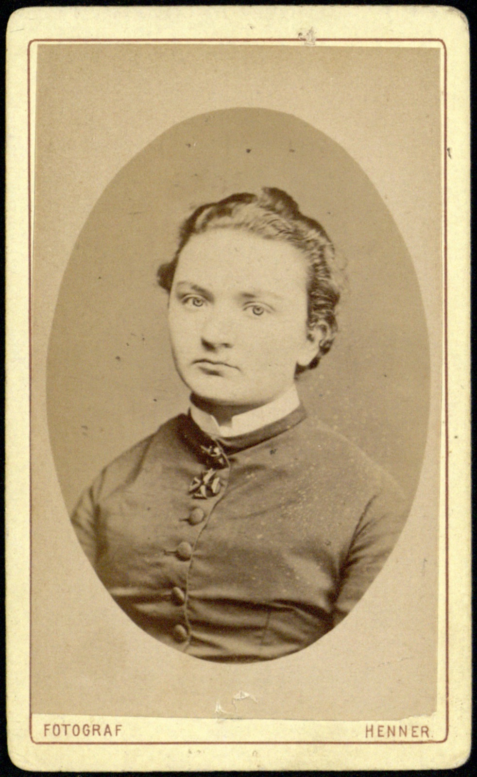 portret młodej kobiety (wizytówka, ok. 1875–1877 — najwcześniejszy typ karty)