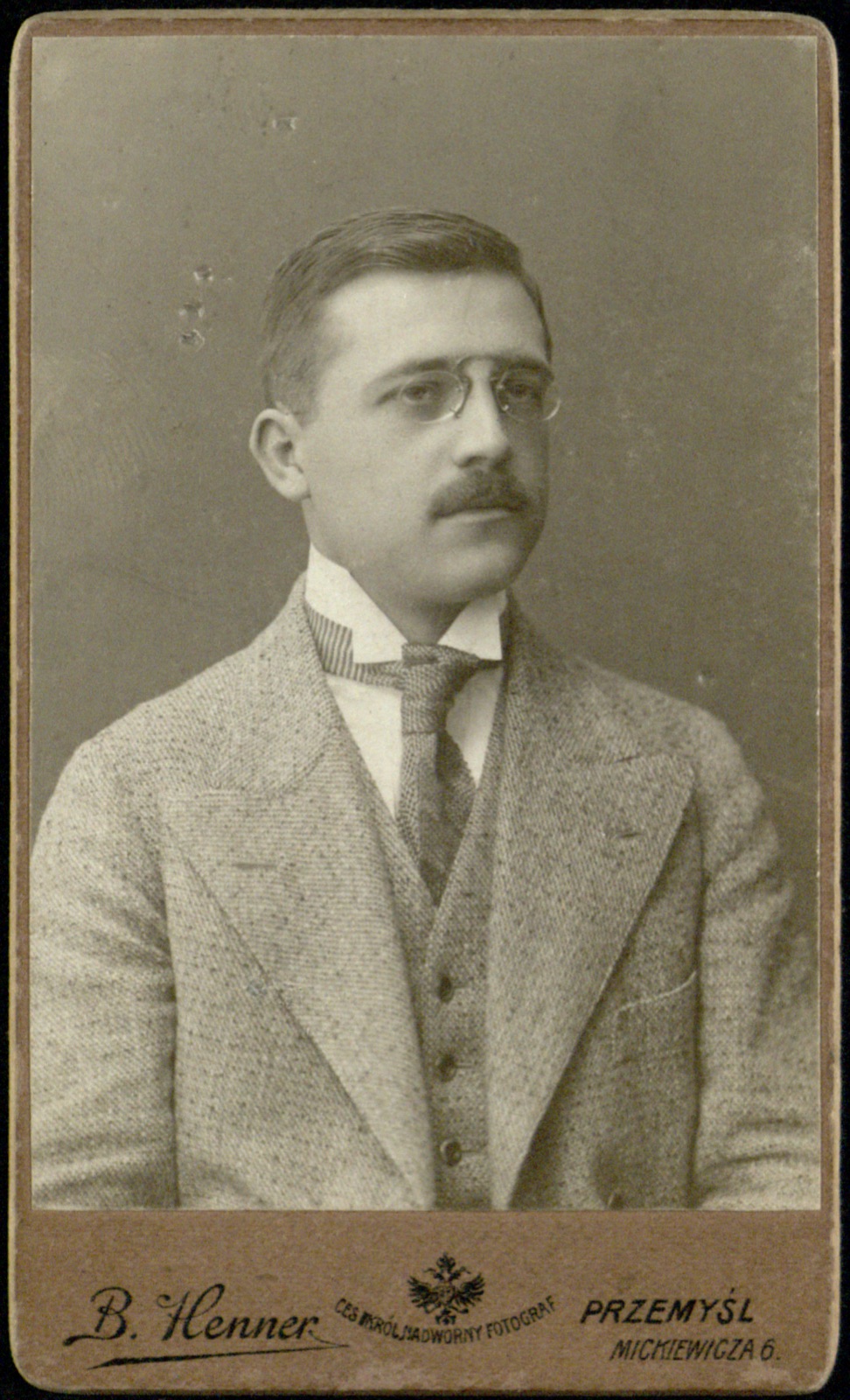 portret mężczyzny w okularach (fotografia gabinetowa, ok. 1908–1918)