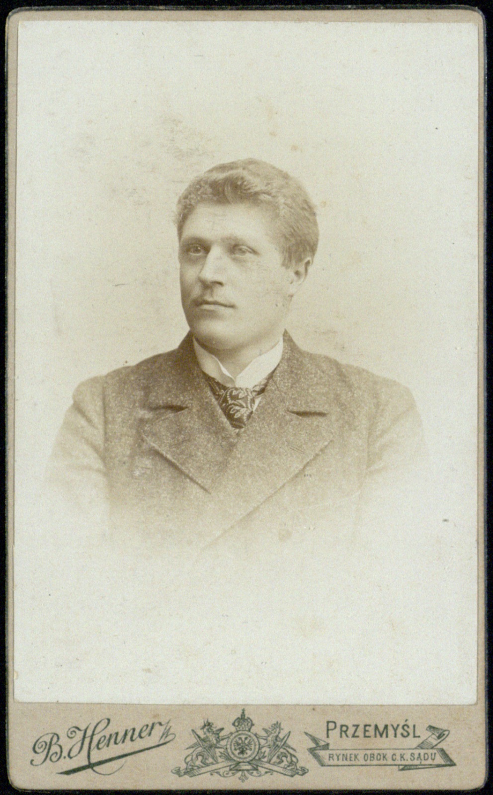 portret młodego mężczyzny (fotografia gabinetowa, ok. 1895–1899)