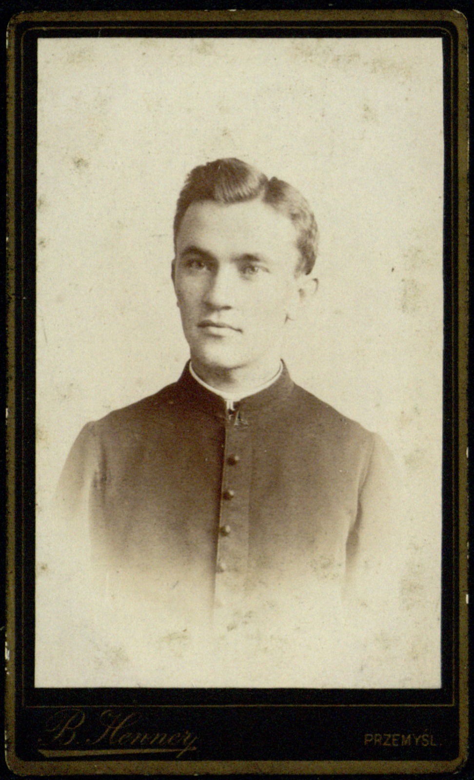 portret młodego duchownego; rewers z widokiem atelier (wizytówka, ok. 1878–1892)