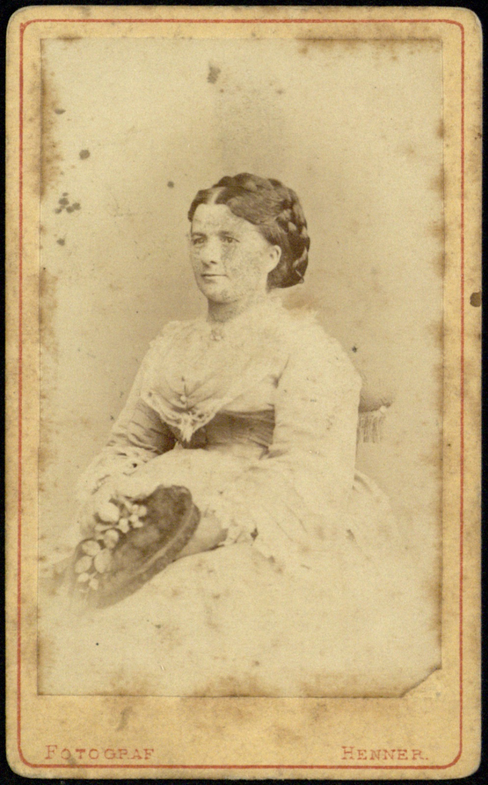 portret kobiety w krynolinie (wizytówka, ok. 1868–1874 — najwcześniejszy typ karty, bez medali)
