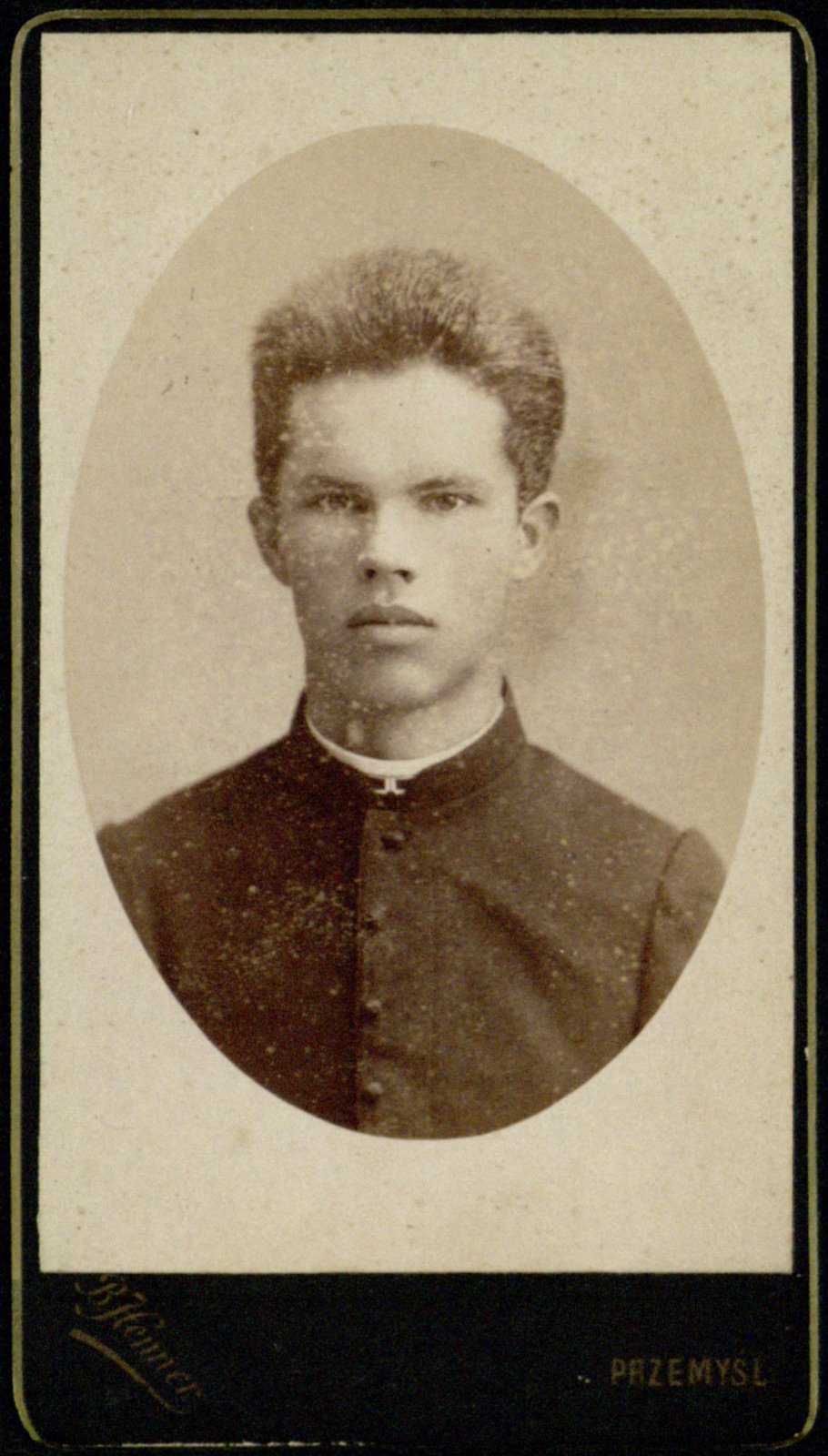 portret młodego duchownego (wizytówka, ok. 1878–1890)