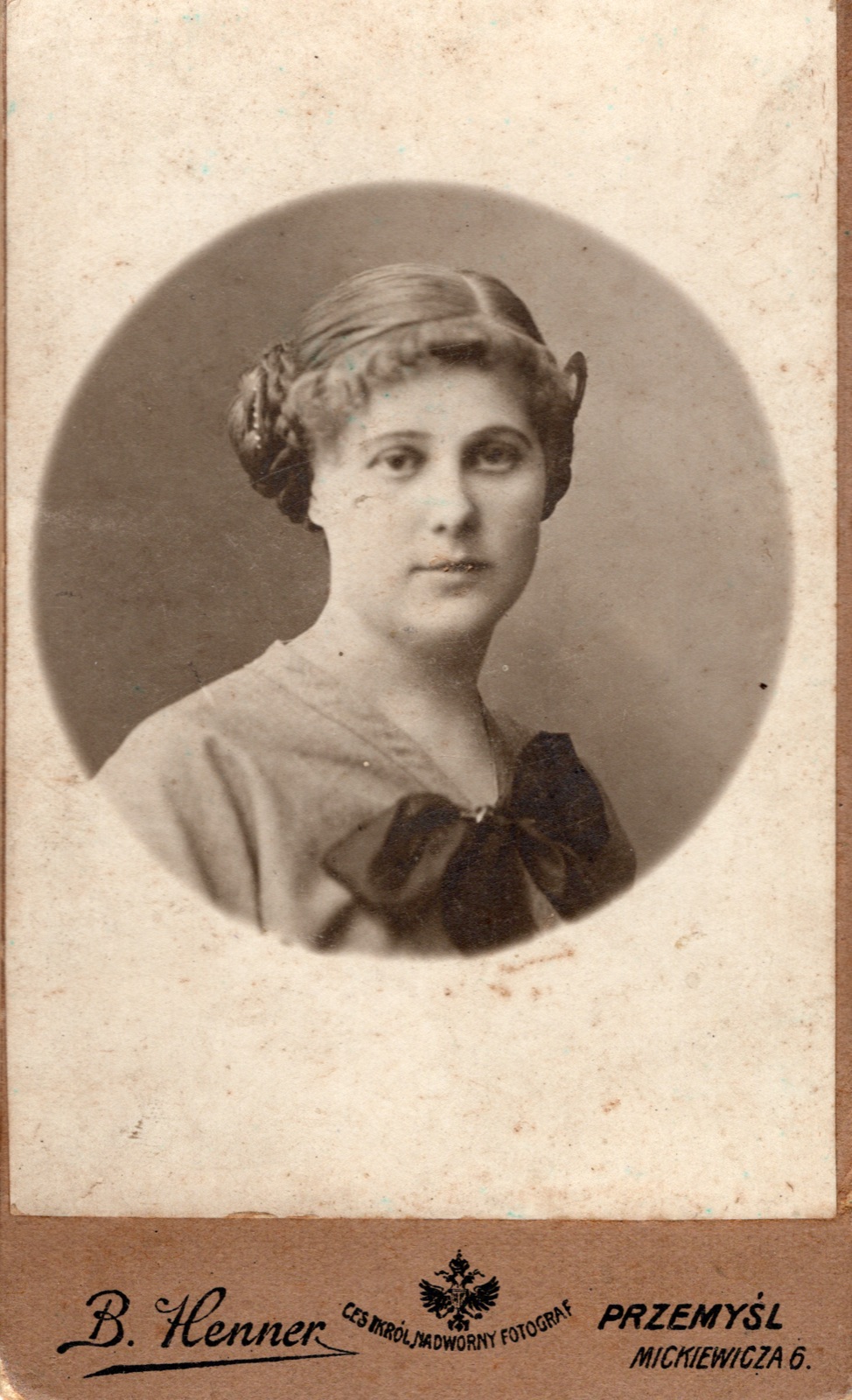 portret młodej kobiety (fotografia gabinetowa, datowana 12 X 1916)