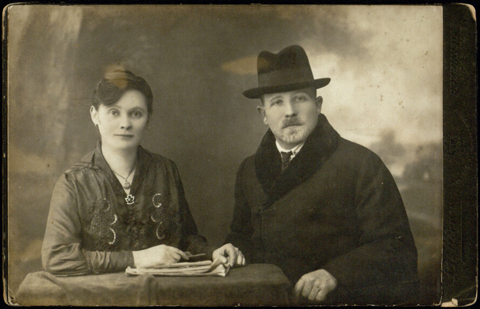 podwójny portret pary przy stole (fotografia gabinetowa, ok. 1918–1925)