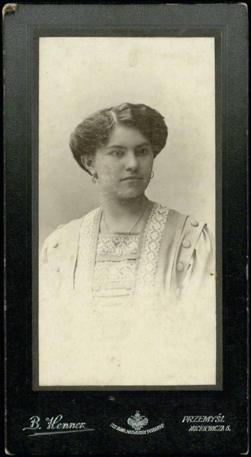 portret młodej kobiety w koronkowej bluzce (fotografia gabinetowa, ok. 1905–1912)