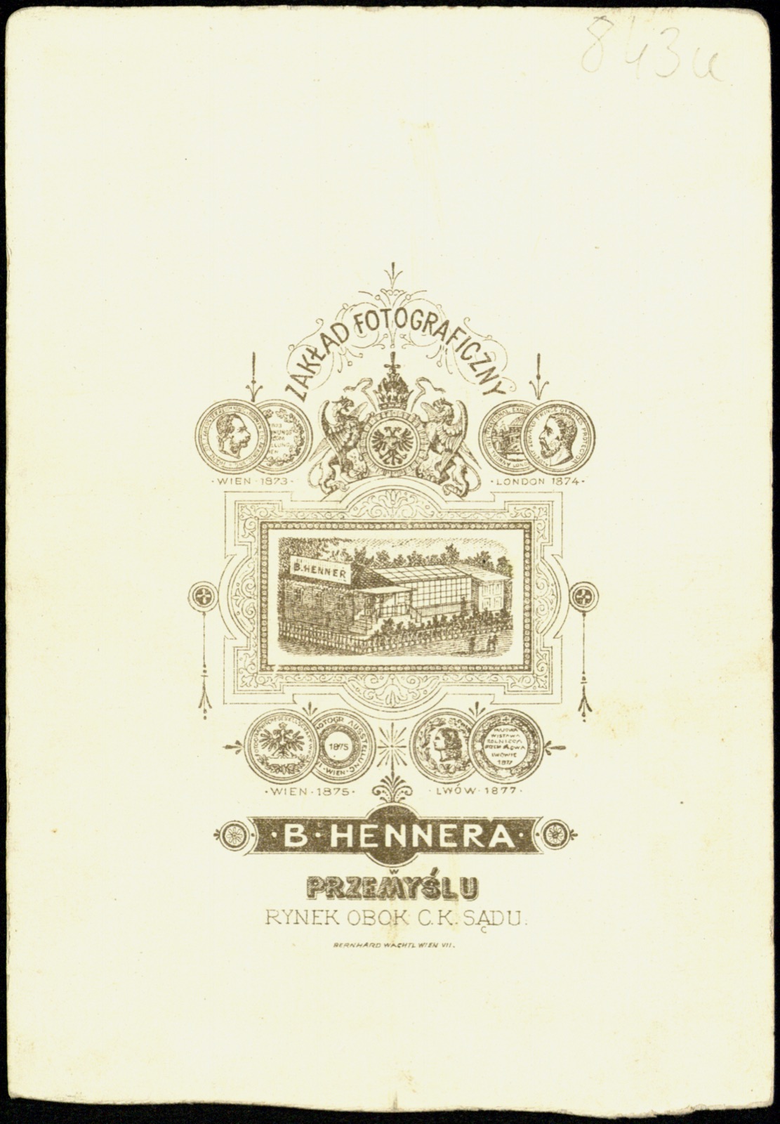 Odwrocie karty: portret starszego mężczyzny z długą brodą; rewers z widokiem atelier (fotografia gabinetowa, ok. 1880–1895)