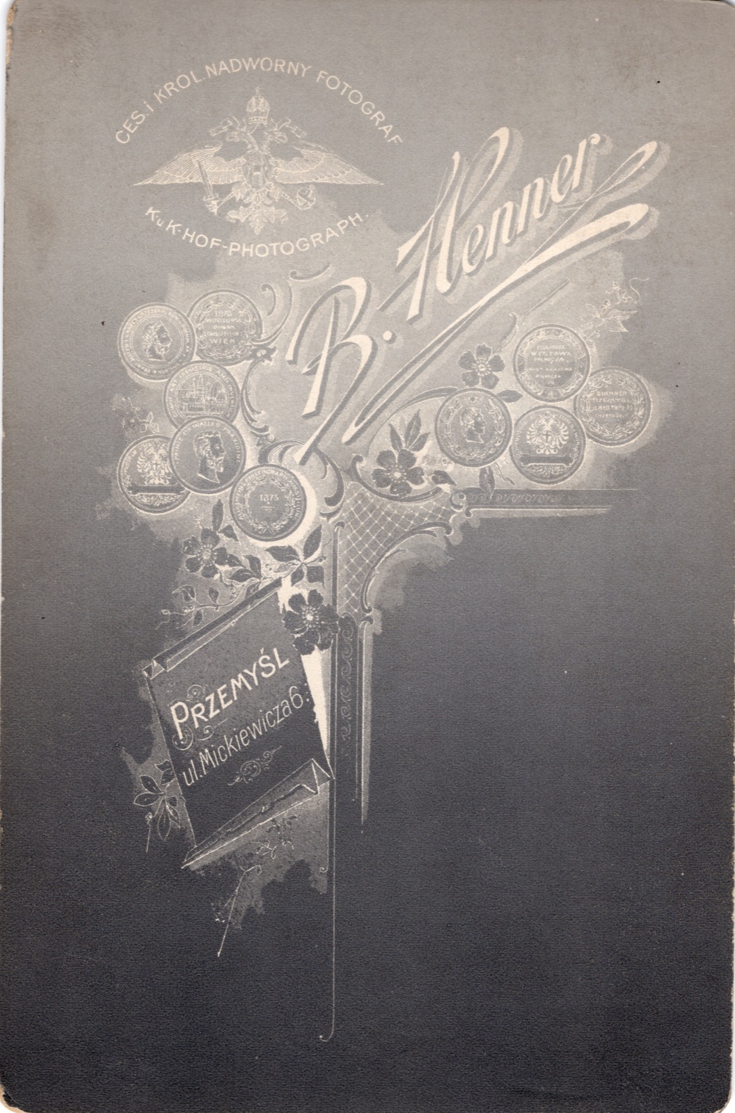 Odwrocie karty: kobieta w kostiumie japońskim z wachlarzem (fotografia gabinetowa, ok. 1900–1910)