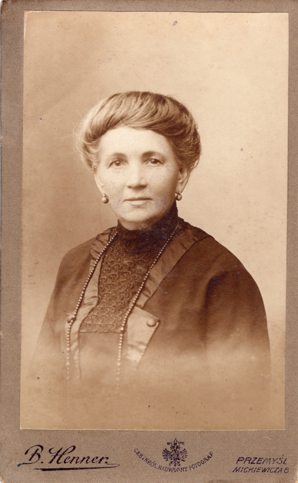 portret starszej kobiety, z odręczną dedykacją córce od matki (fotografia gabinetowa, datowana 1915)