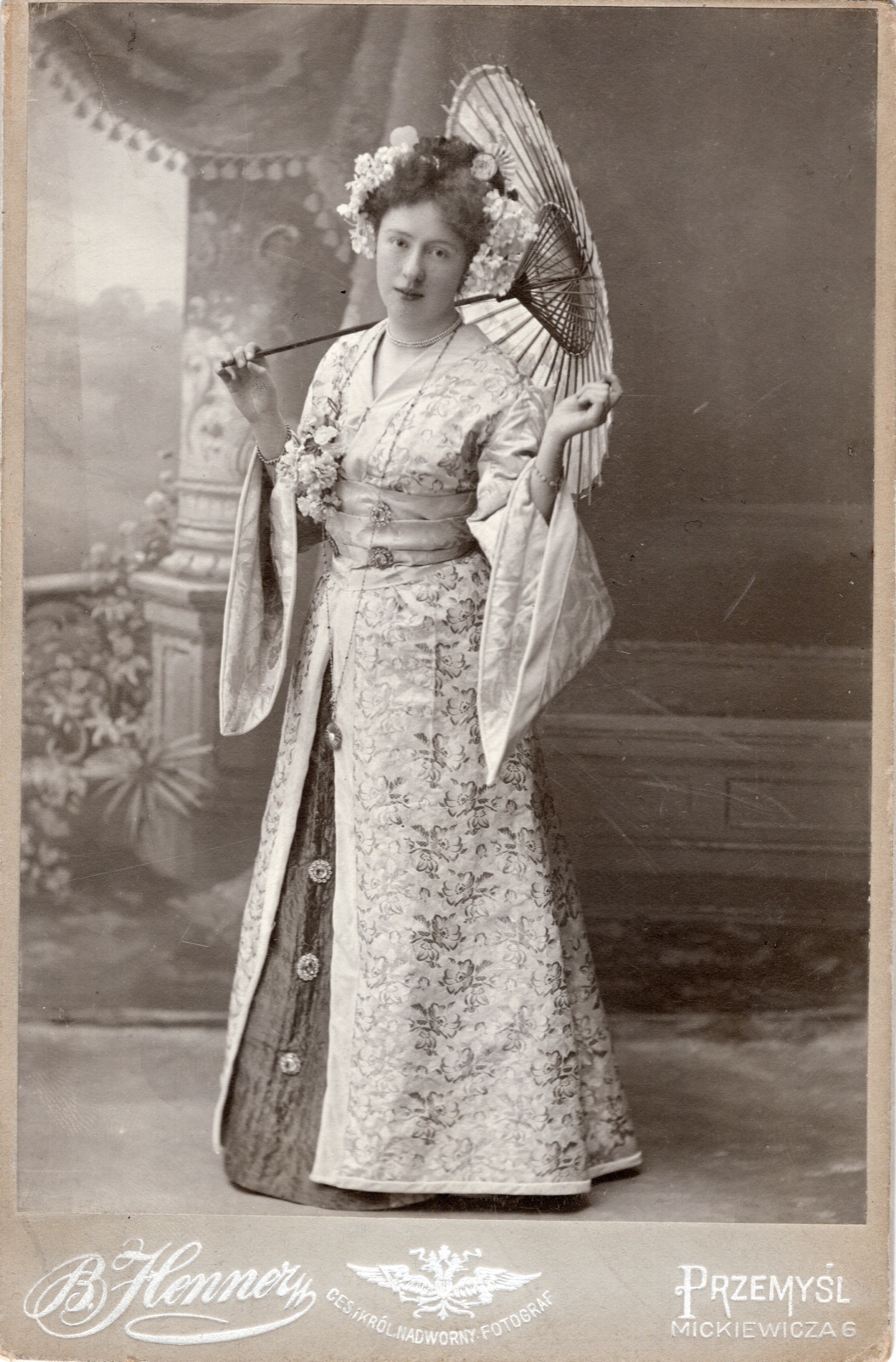 kobieta w kostiumie japońskim z parasolką (fotografia gabinetowa, ok. 1900–1910)