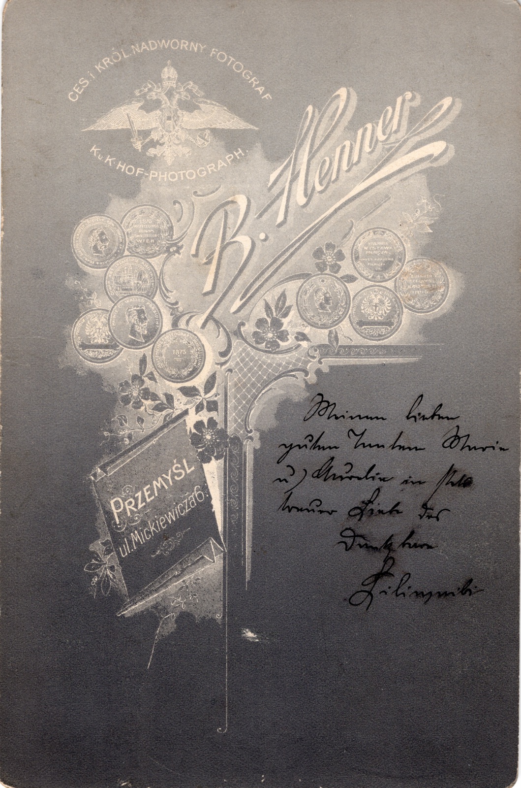 Odwrocie karty: kobieta w kostiumie japońskim z parasolką (fotografia gabinetowa, ok. 1900–1910)