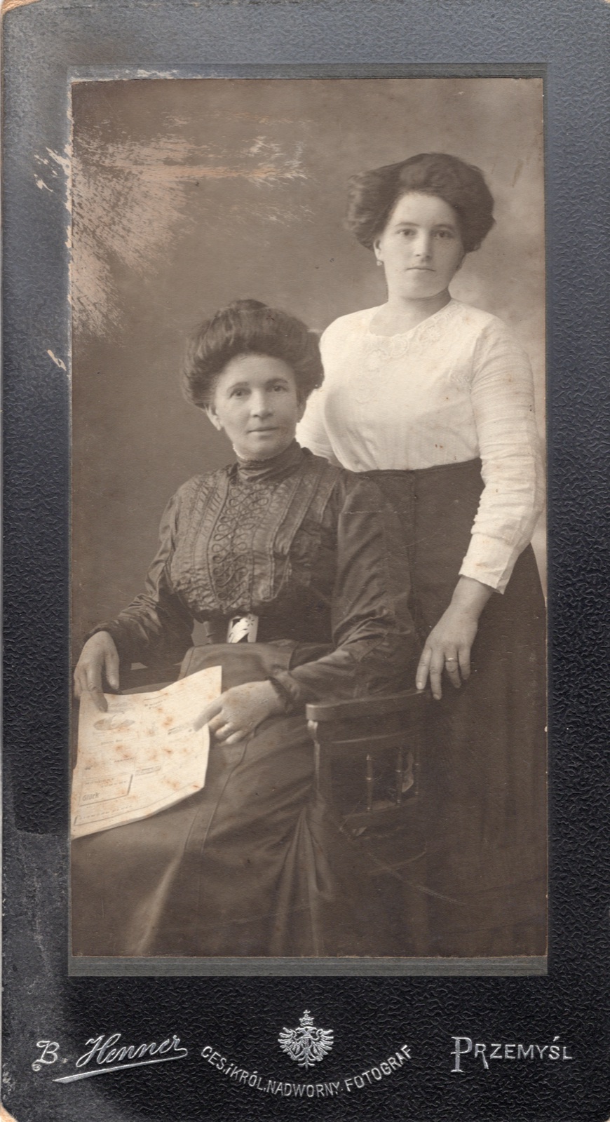 podwójny portret dwóch kobiet, datowany 11 X 1911