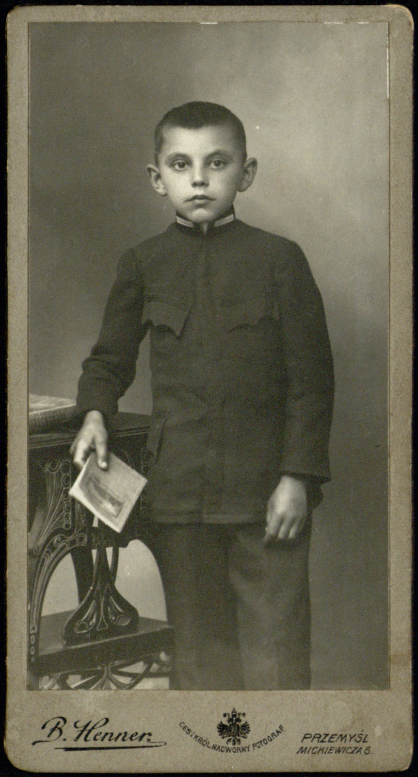 portret chłopca w mundurku (fotografia gabinetowa, ok. 1905–1915)