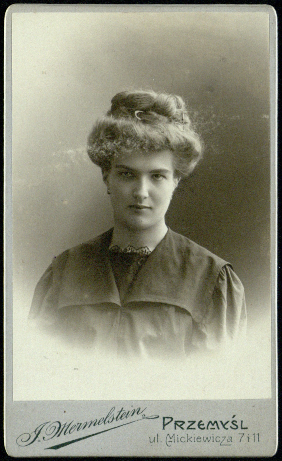 portret młodej kobiety (fotografia gabinetowa, ok. 1905–1912)
