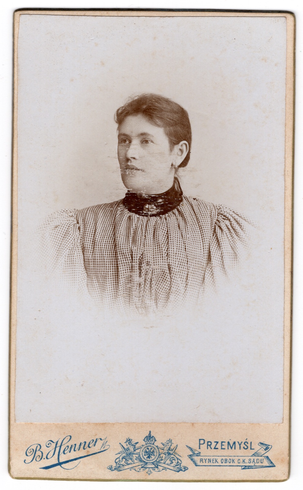 portret młodej kobiety w bluzce w kratkę (fotografia gabinetowa, ok. 1895–1898)
