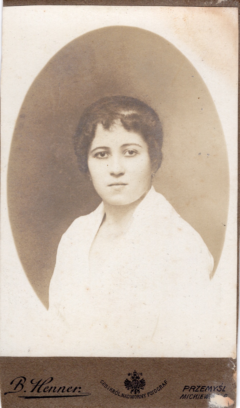 portret młodej kobiety w udrapowanym szalu (fotografia gabinetowa, ok. 1918–1925)