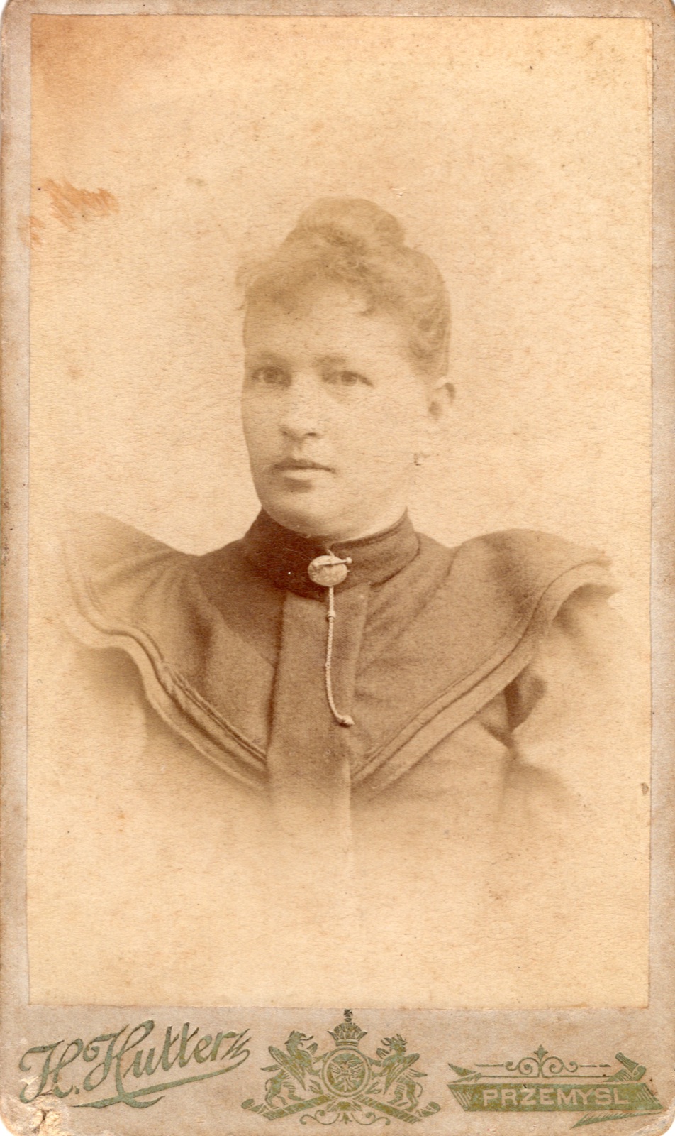 portret młodej kobiety (fotografia gabinetowa, ok. 1895–1905)