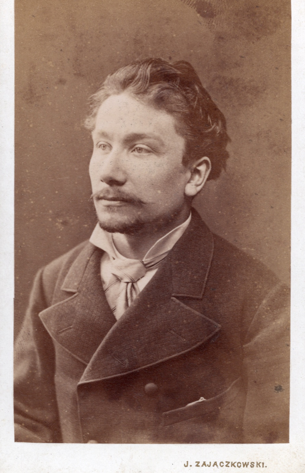 portret młodego mężczyzny z bródką