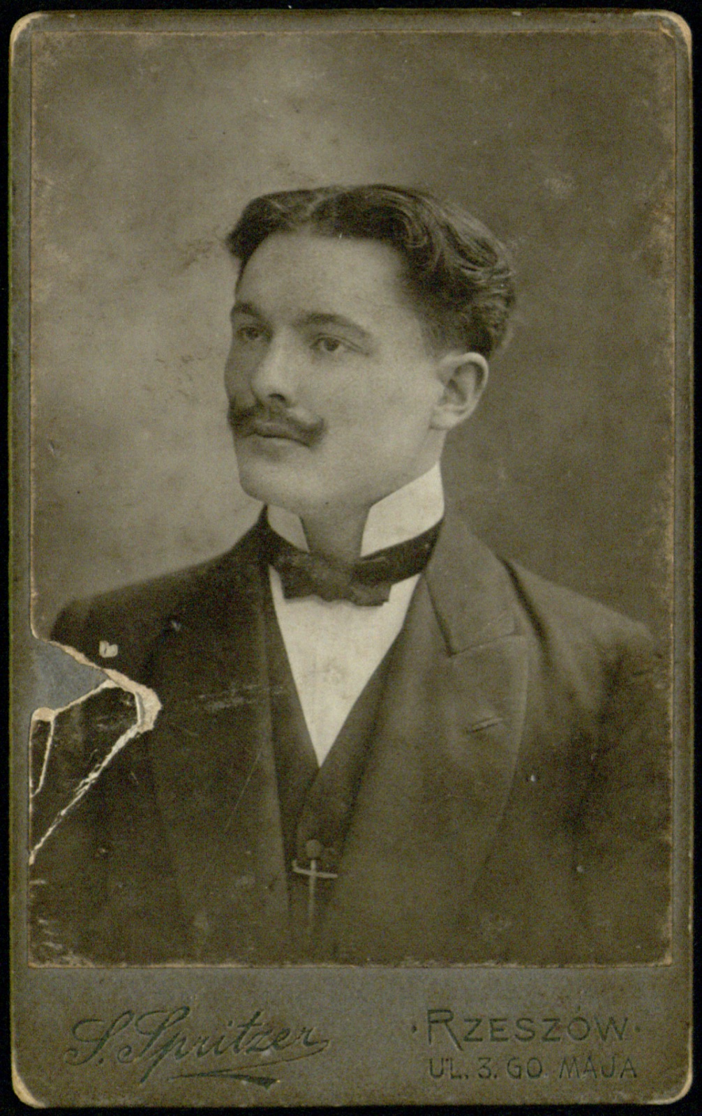 portret młodego mężczyzny z wąsem