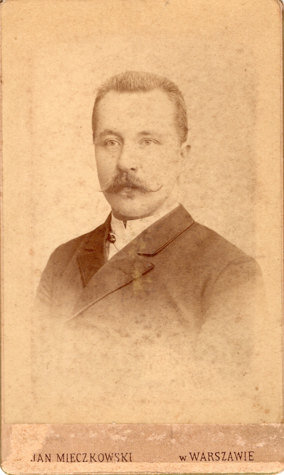 portret mężczyzny z wąsem (wizytówka, ok. 1890–1895)