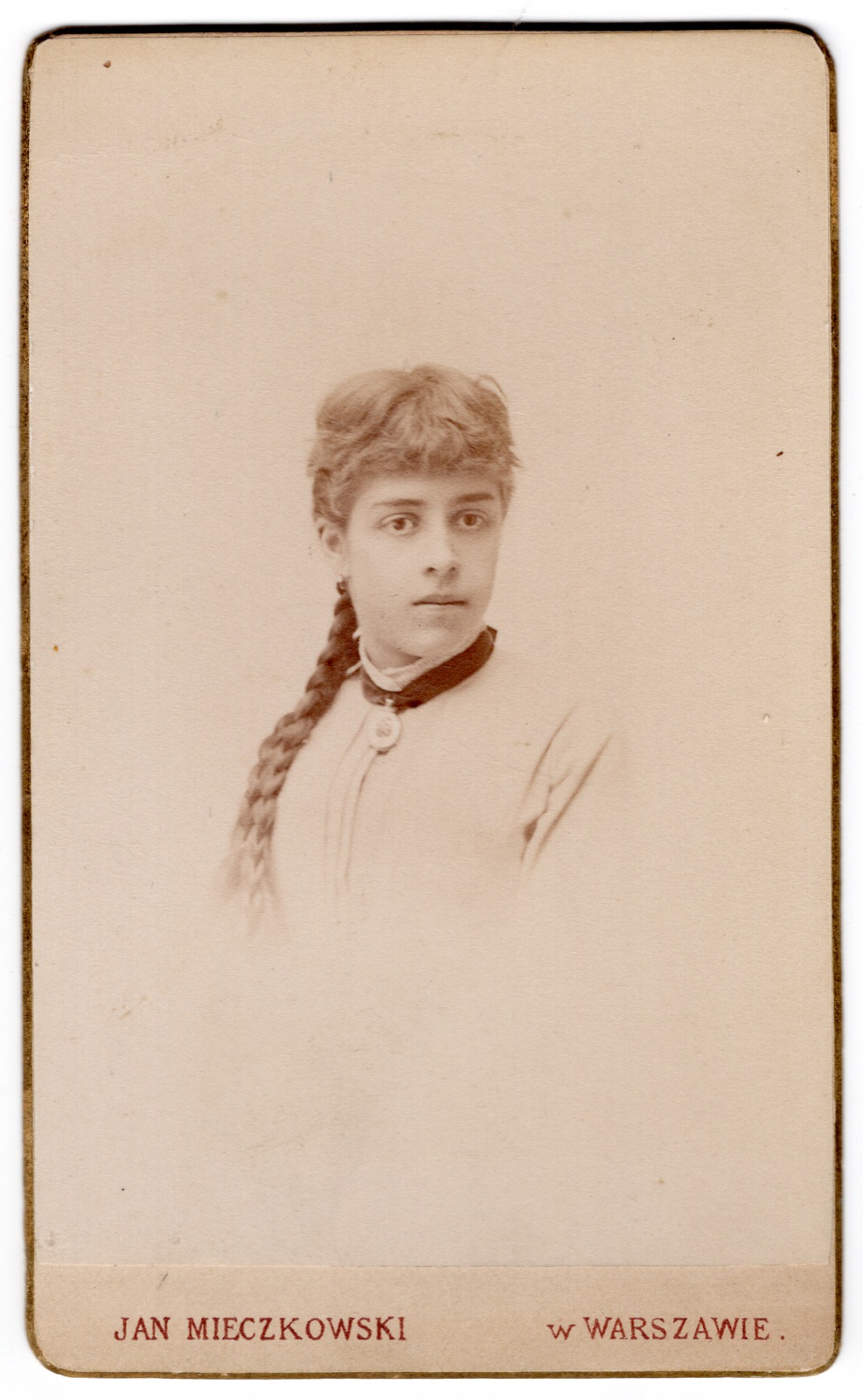 portret młodej kobiety z warkoczem (wizytówka, ok. 1888)