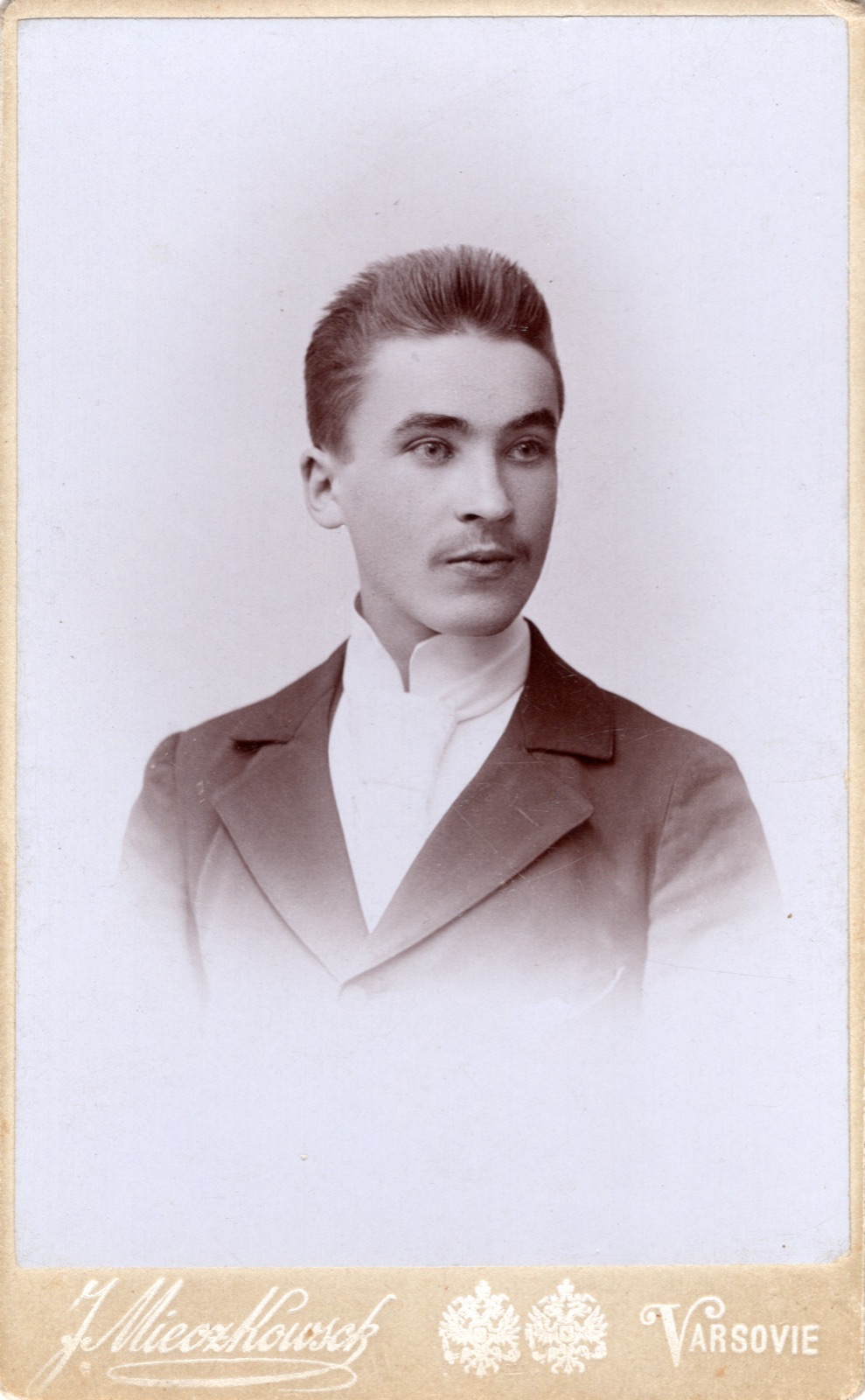 portret młodego mężczyzny (fotografia gabinetowa, ok. 1894–1898)