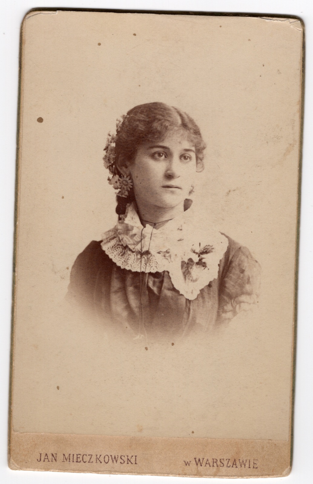 portret młodej kobiety z koronkowym kołnierzem (wizytówka, ok. 1890–1895)