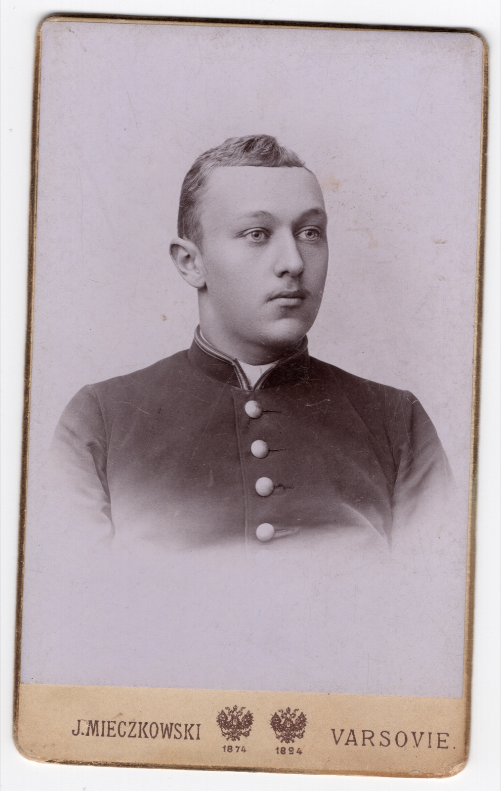 portret młodego mężczyzny w mundurku (fotografia gabinetowa, ok. 1894)