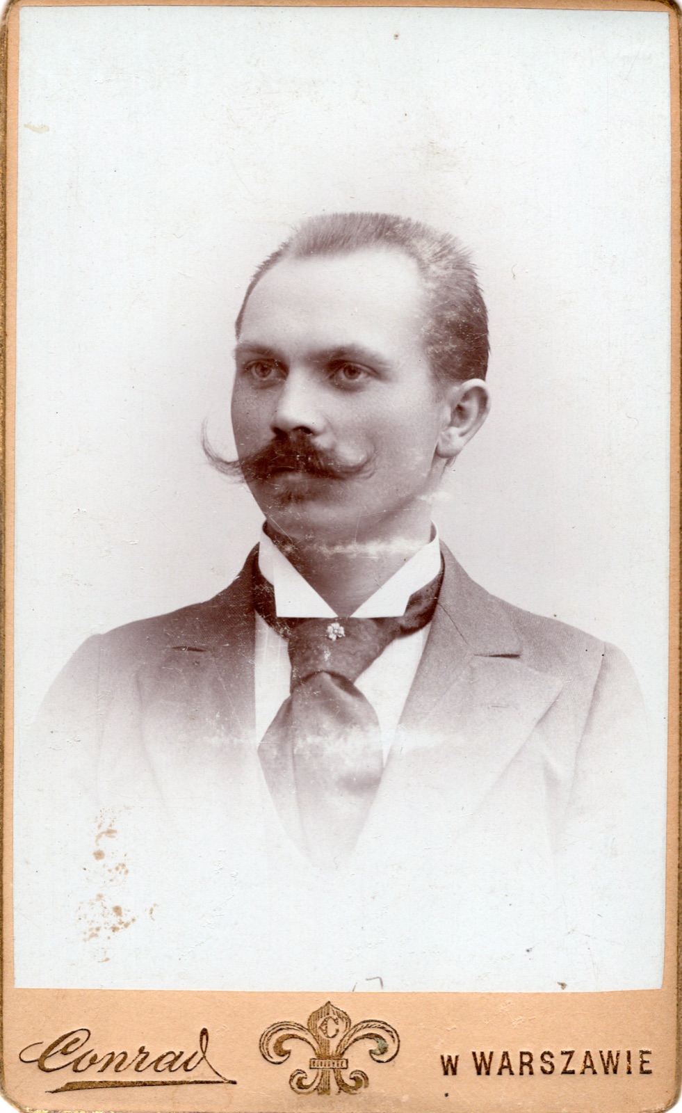 portret mężczyzny z wąsem (wizytówka, ok. 1890–1895)