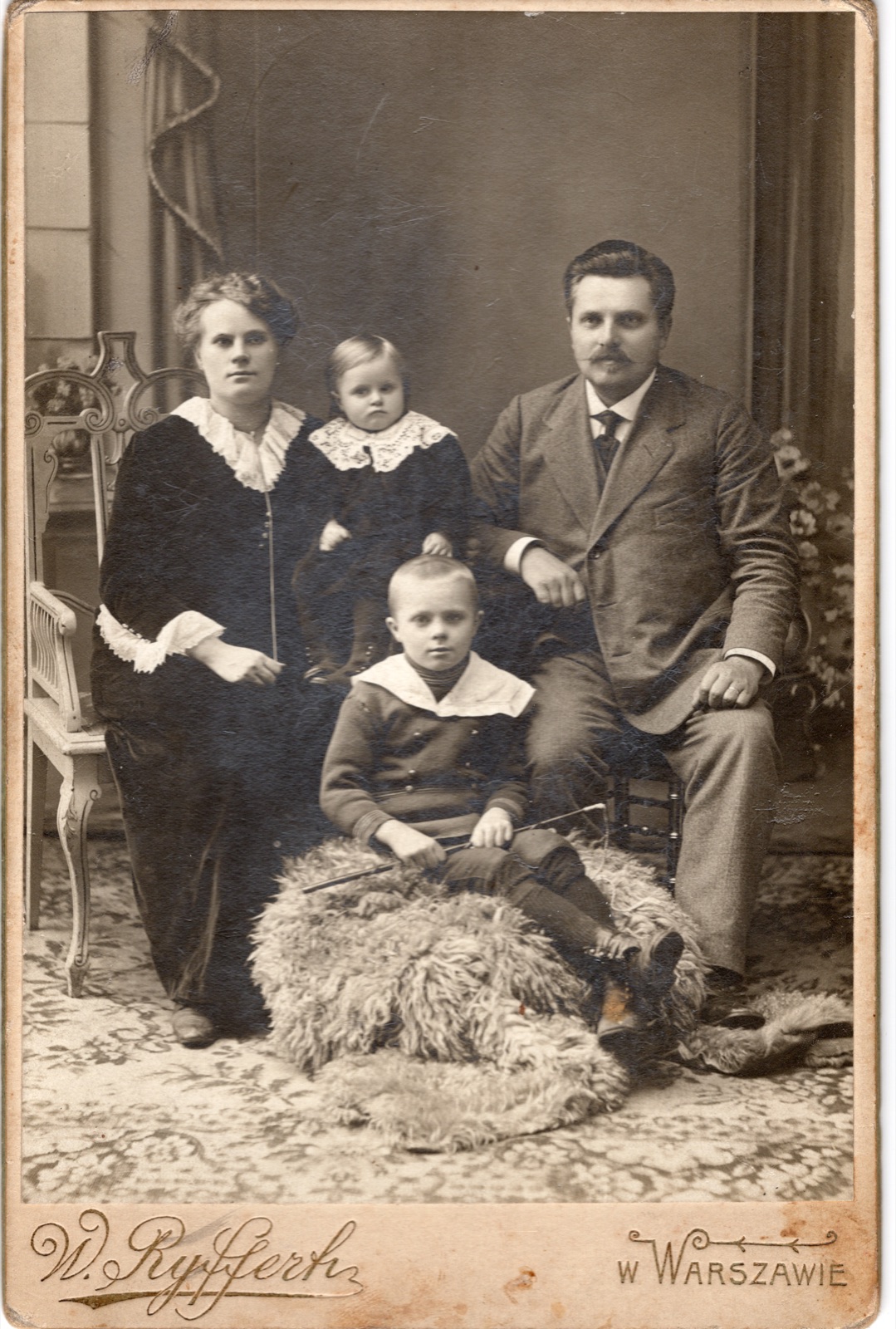 portret rodzinny (fotografia gabinetowa, ok. 1905–1915)