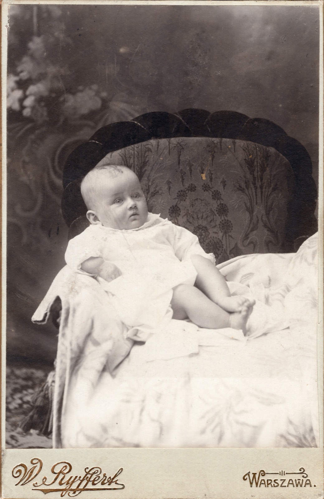 portret niemowlęcia (fotografia gabinetowa, ok. 1905–1915)