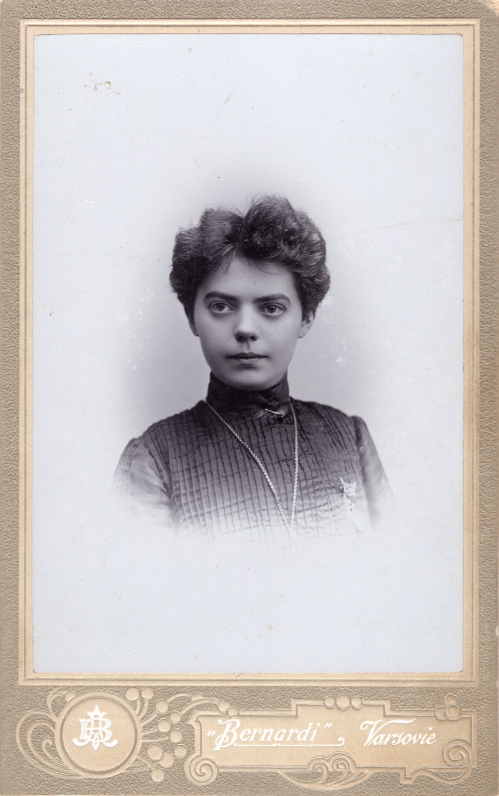portret młodej kobiety (fotografia gabinetowa, ok. 1905)