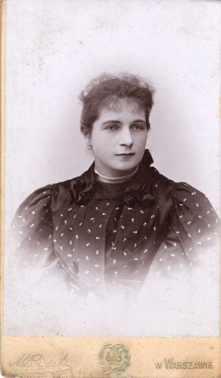 portret kobiety w sukni w groszki (fotografia gabinetowa, ok. 1894–1898)