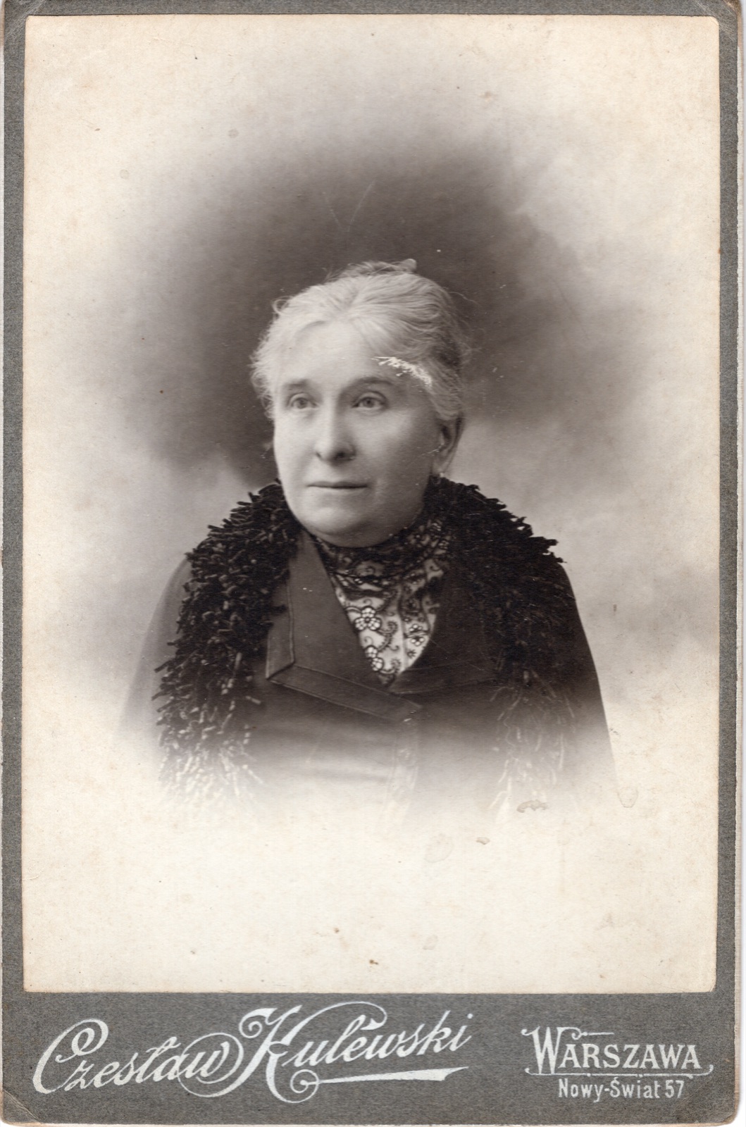 portret starszej kobiety z dedykacją (fotografia gabinetowa, 1904)