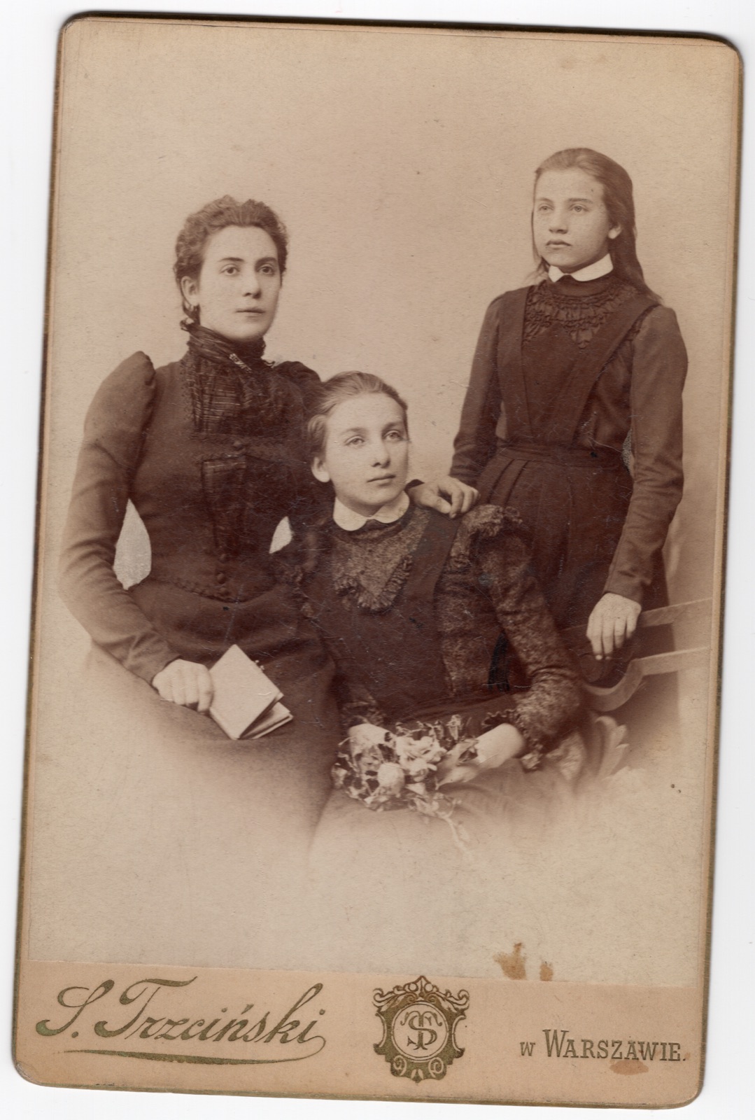 portret grupowy trzech kobiet (fotografia gabinetowa, ok. 1893–1898)