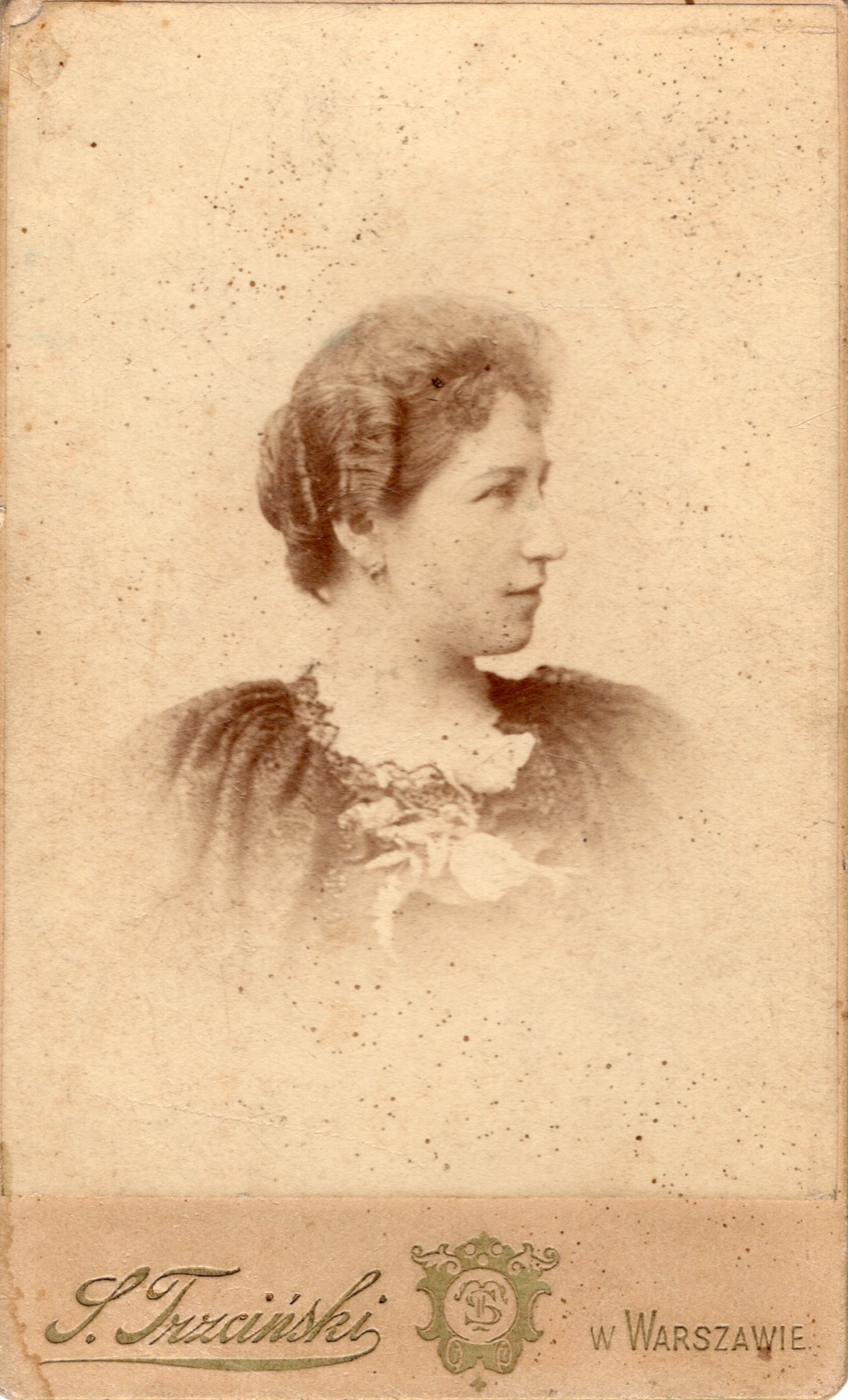 profilowy portret kobiety (fotografia gabinetowa, ok. 1895–1900)