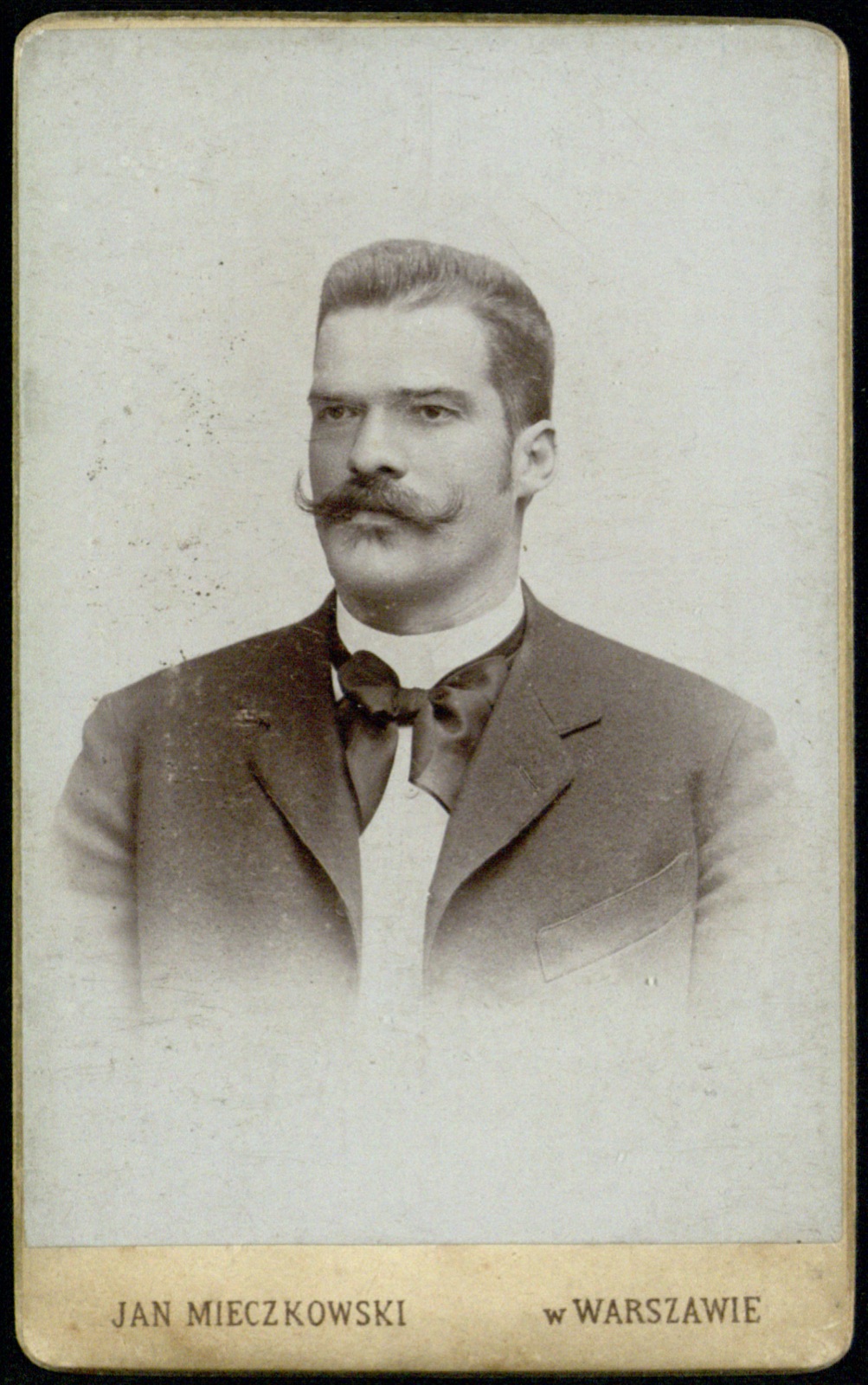 portret mężczyzny z wąsem (fotografia gabinetowa, ok. 1898)