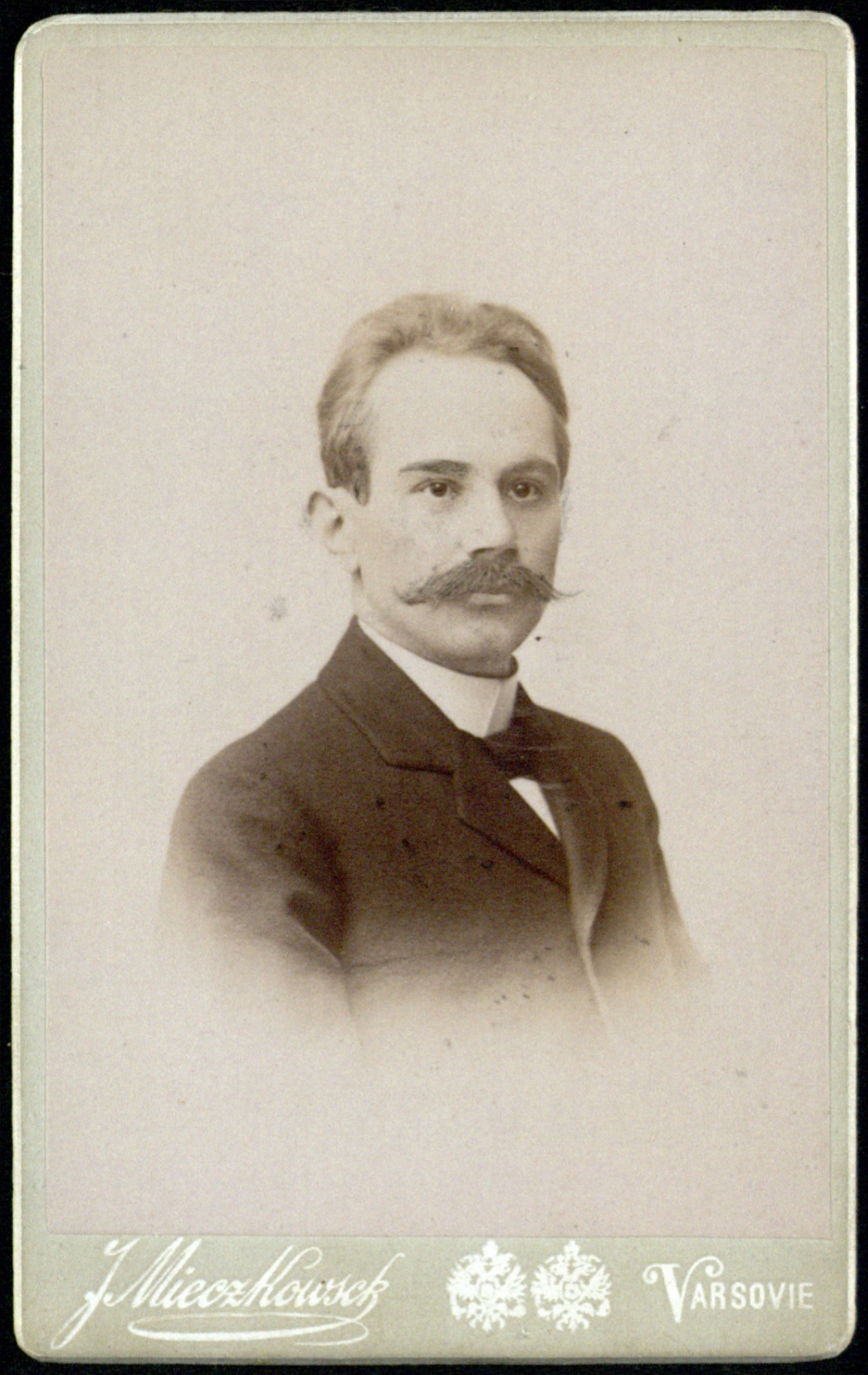 portret młodego mężczyzny z dedykacją (fotografia gabinetowa, 1899)