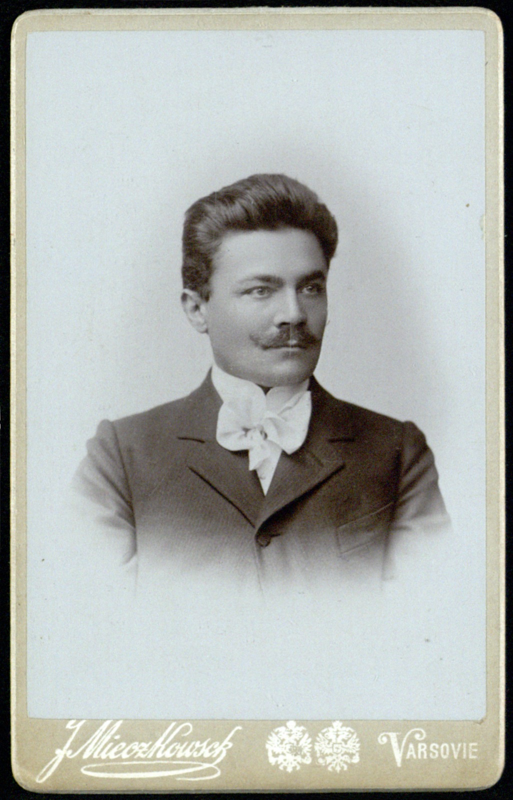 portret młodego mężczyzny z dedykacją (fotografia gabinetowa, 1899)