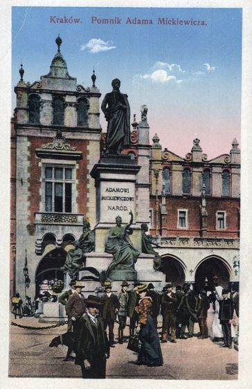 Tłum mieszczan przy Rygierowskim cokole