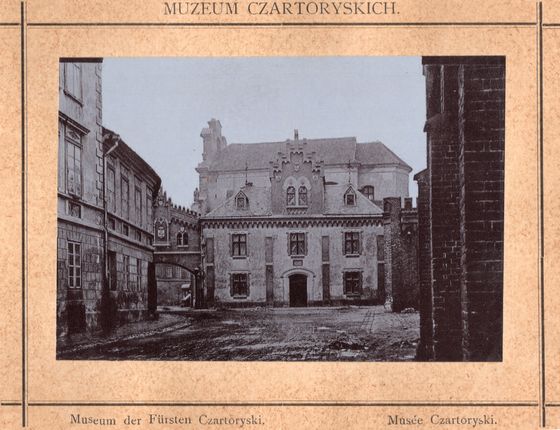 Przewiązka nad uliczką przy Pijarskiej