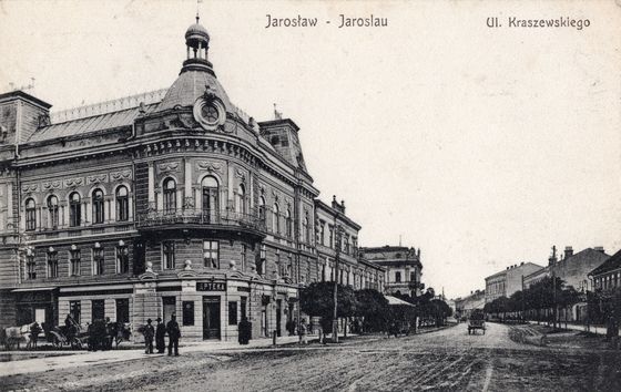 Kamienica z wieżyczką i szyld apteki