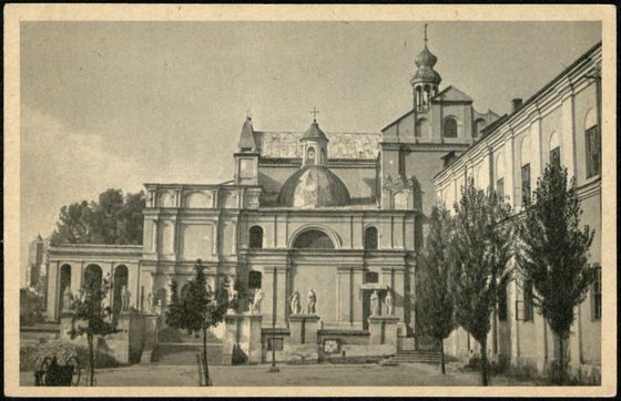 Barokowa fasada z rzeźbami na cokołach