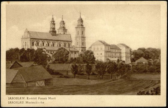 Dwie wieże nad polami i chałupami