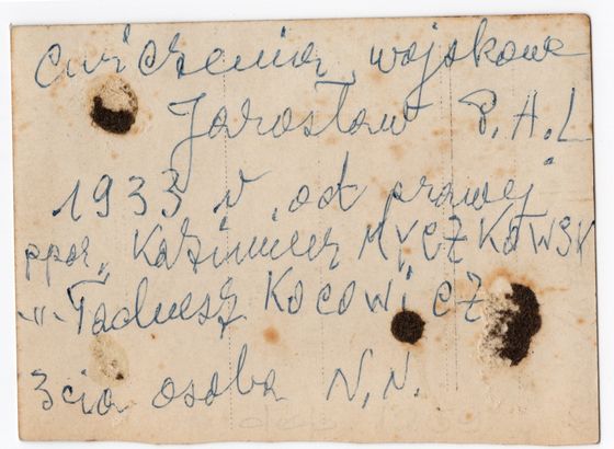 Odwrocie karty: Trzej mundurowi na trawie