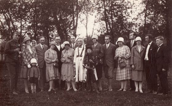 Grupowy portret dzieci w parku