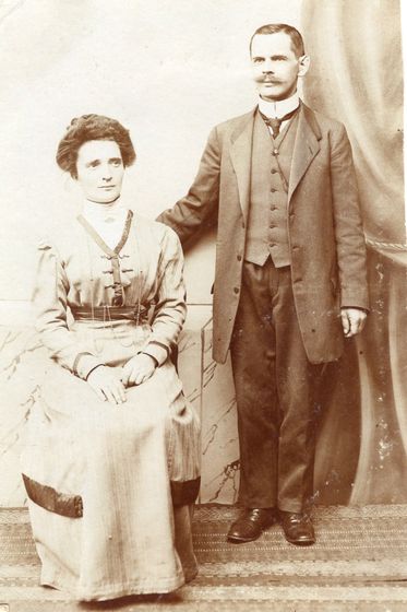 Anna i Augustyn Zachowicz przed kurtyną