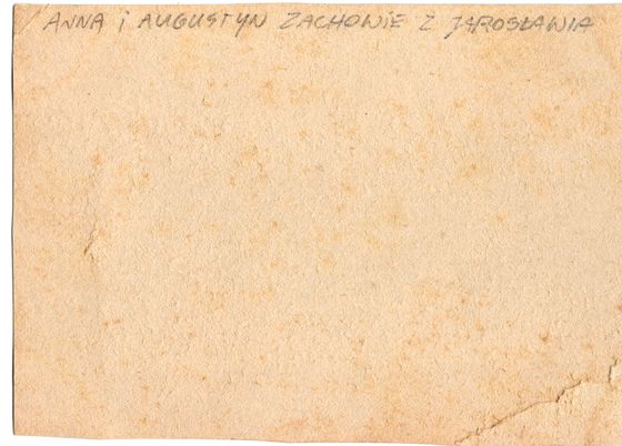 Odwrocie karty: Anna i Augustyn Zachowicz przed kurtyną